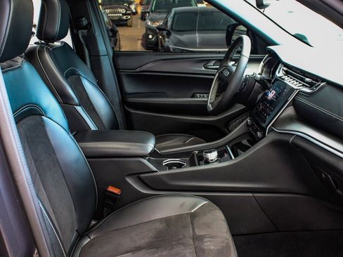 Used 2024 Jeep Grand Cherokee Altitude image 41