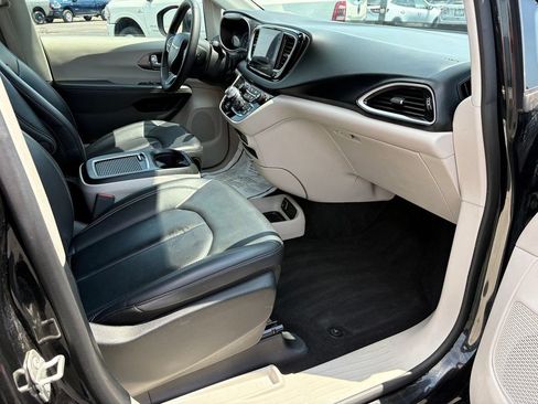Used 2023 Chrysler Pacifica Touring-L FWD image 10