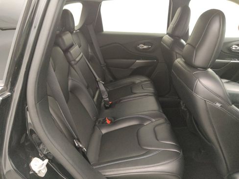 Used 2019 Jeep Cherokee Latitude Plus w/ Comfort/Convenience Group FWD image 19