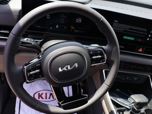 New 2026 Kia Carnival EX FWD image 24