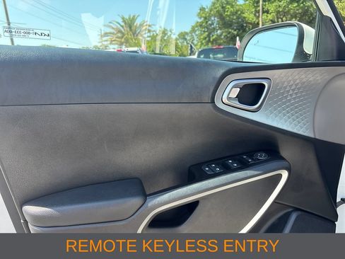Used 2023 Kia Soul LX w/ Option Group 015 FWD image 3