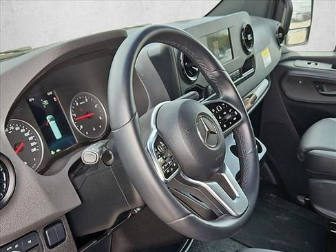 Used 2022 Mercedes-Benz Sprinter 2500 image 10