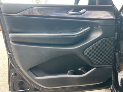 Used 2023 Jeep Grand Cherokee Laredo image 11