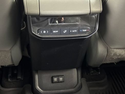 Used 2020 Toyota Highlander XLE AWD/4WD image 27