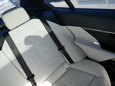 Used 2024 BMW 530i xDrive 530i xDrive w/ M Sport Package image 15