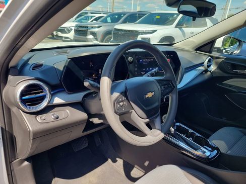 Used 2025 Chevrolet Trax LT FWD image 18