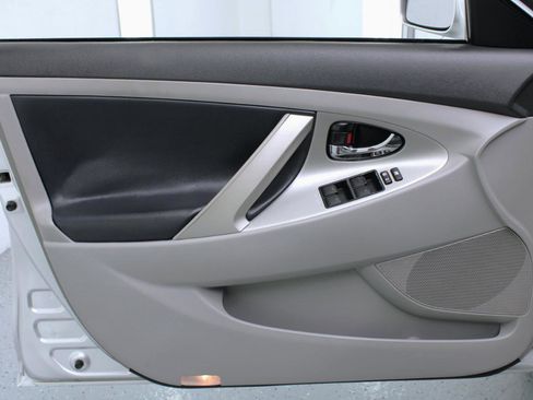 Used 2010 Toyota Camry SE image 36