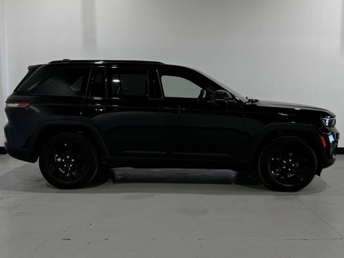 Used 2025 Jeep Grand Cherokee Altitude AWD/4WD image 21