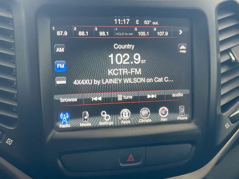 Used 2016 Jeep Cherokee Latitude FWD image 16