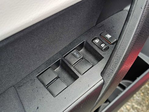 Used 2014 Toyota Corolla LE image 23