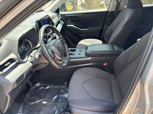 Used 2025 Toyota Highlander LE FWD image 29