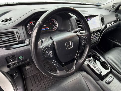 Used 2018 Honda Pilot Touring image 10