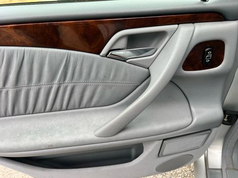 Used 2000 Mercedes-Benz E 320 Sedan image 19