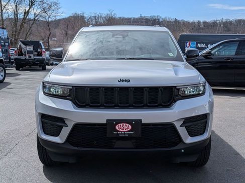 Used 2025 Jeep Grand Cherokee Altitude image 10