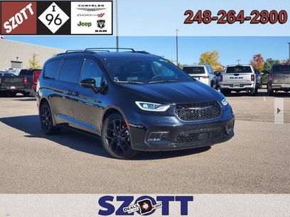 Used 2026 Chrysler Pacifica Select w/ S Appearance Package