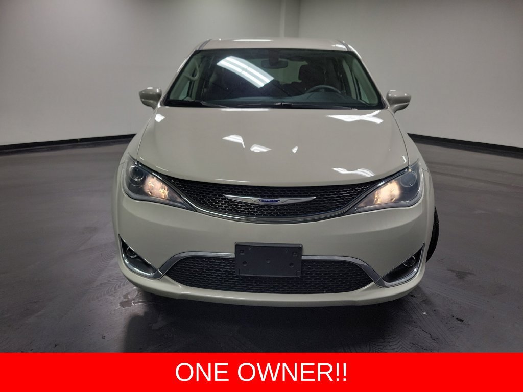 Used 2020 Chrysler Pacifica Touring FWD image 2