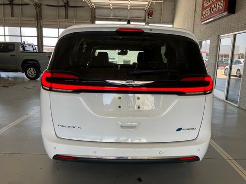 Used 2023 Chrysler Pacifica Limited FWD image 5