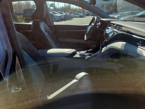 Used 2020 Toyota Camry XLE FWD image 17