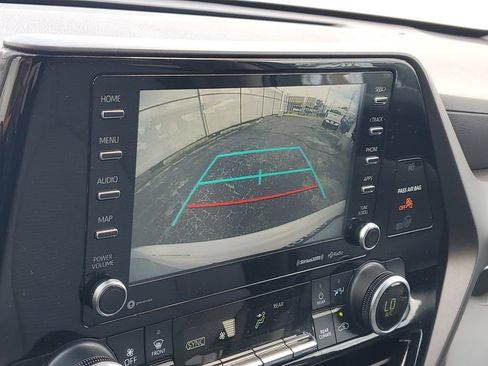 Used 2021 Toyota Highlander LE FWD image 29