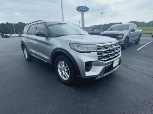 Certified 2025 Ford Explorer Active RWD image 2