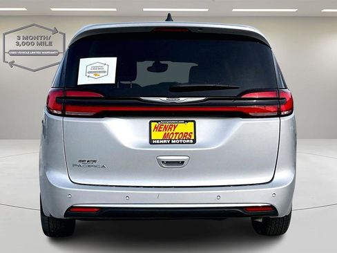 Used 2024 Chrysler Pacifica Touring-L image 6