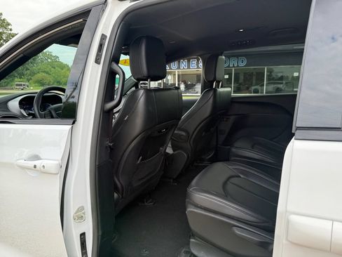 Used 2024 Chrysler Pacifica Limited FWD image 36