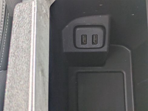 Used 2023 GMC Terrain SLT image 25