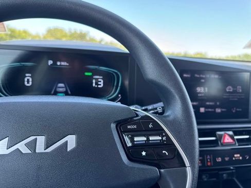 Used 2025 Kia Niro LX FWD image 11