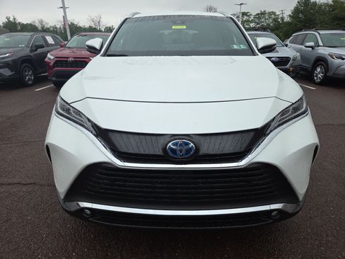 Certified 2024 Toyota Venza XLE AWD/4WD image 8