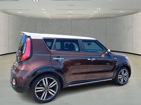 Used 2017 Kia Soul + image 5