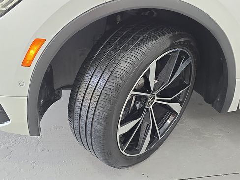 Used 2022 Volkswagen Tiguan SEL R-Line AWD/4WD image 32