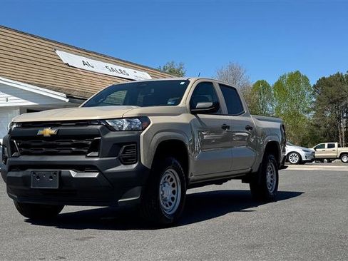 Used 2024 Chevrolet Colorado W/T image 2