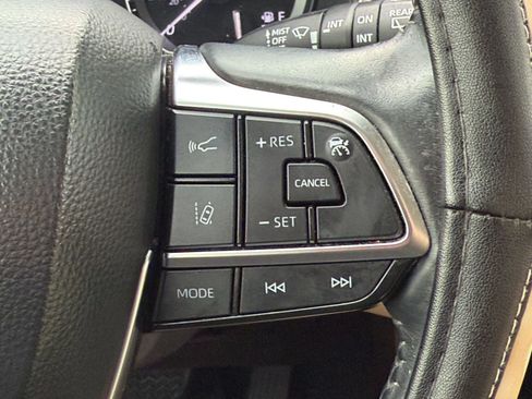 Used 2021 Toyota Highlander XLE FWD image 18