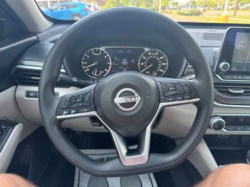 Used 2025 Nissan Altima 2.5 SV FWD image 17