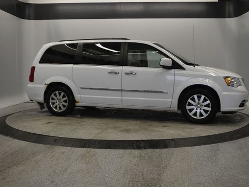 Used 2015 Chrysler Town & Country Touring w/ Driver Convenience Group image 12