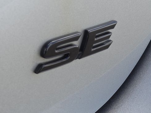 Used 2021 Toyota Camry SE FWD image 9