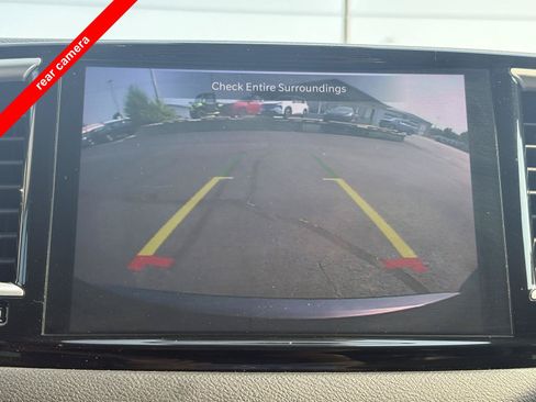 Used 2023 Chrysler Pacifica Touring-L FWD image 5