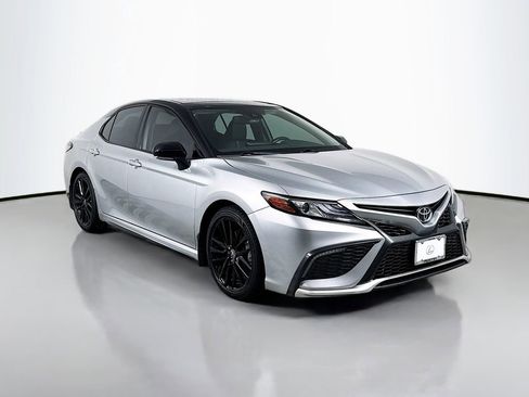 Used 2023 Toyota Camry XSE FWD image 3