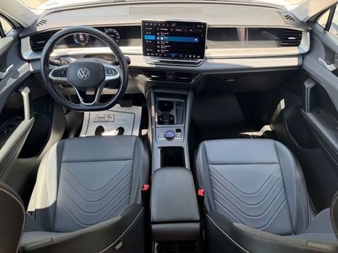 Certified 2025 Volkswagen Tiguan SE FWD image 29
