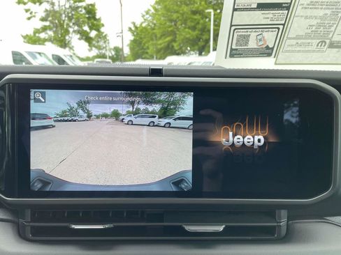 New 2025 Jeep Gladiator Sport w/ Premium Package image 17