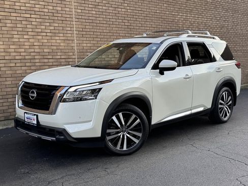Used 2024 Nissan Pathfinder Platinum w/ Cargo Package image 41