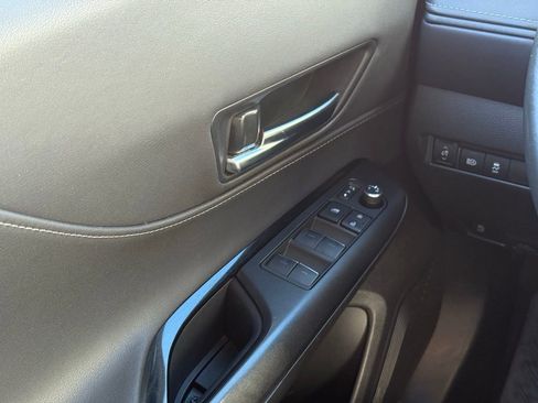 Used 2024 Toyota Venza LE image 7