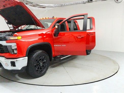 Used 2024 Chevrolet Silverado 2500 LT image 9