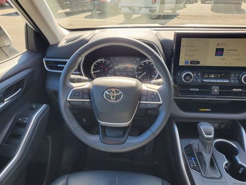 Used 2023 Toyota Highlander XLE AWD/4WD image 14