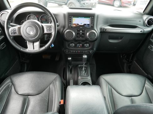 Used 2018 Jeep Wrangler Unlimited Sahara AWD/4WD image 10