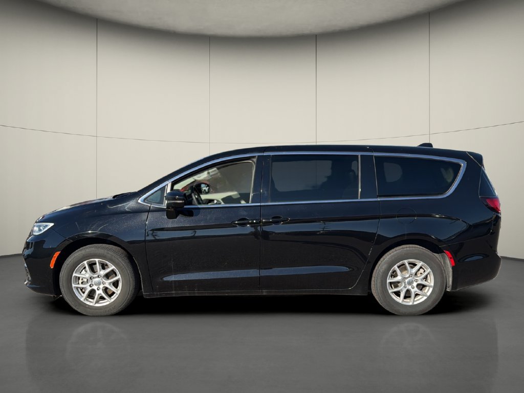 Used 2024 Chrysler Pacifica Touring-L FWD image 4