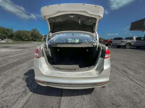 Used 2017 Ford Fusion SE w/ Fusion SE Technology Package FWD image 9