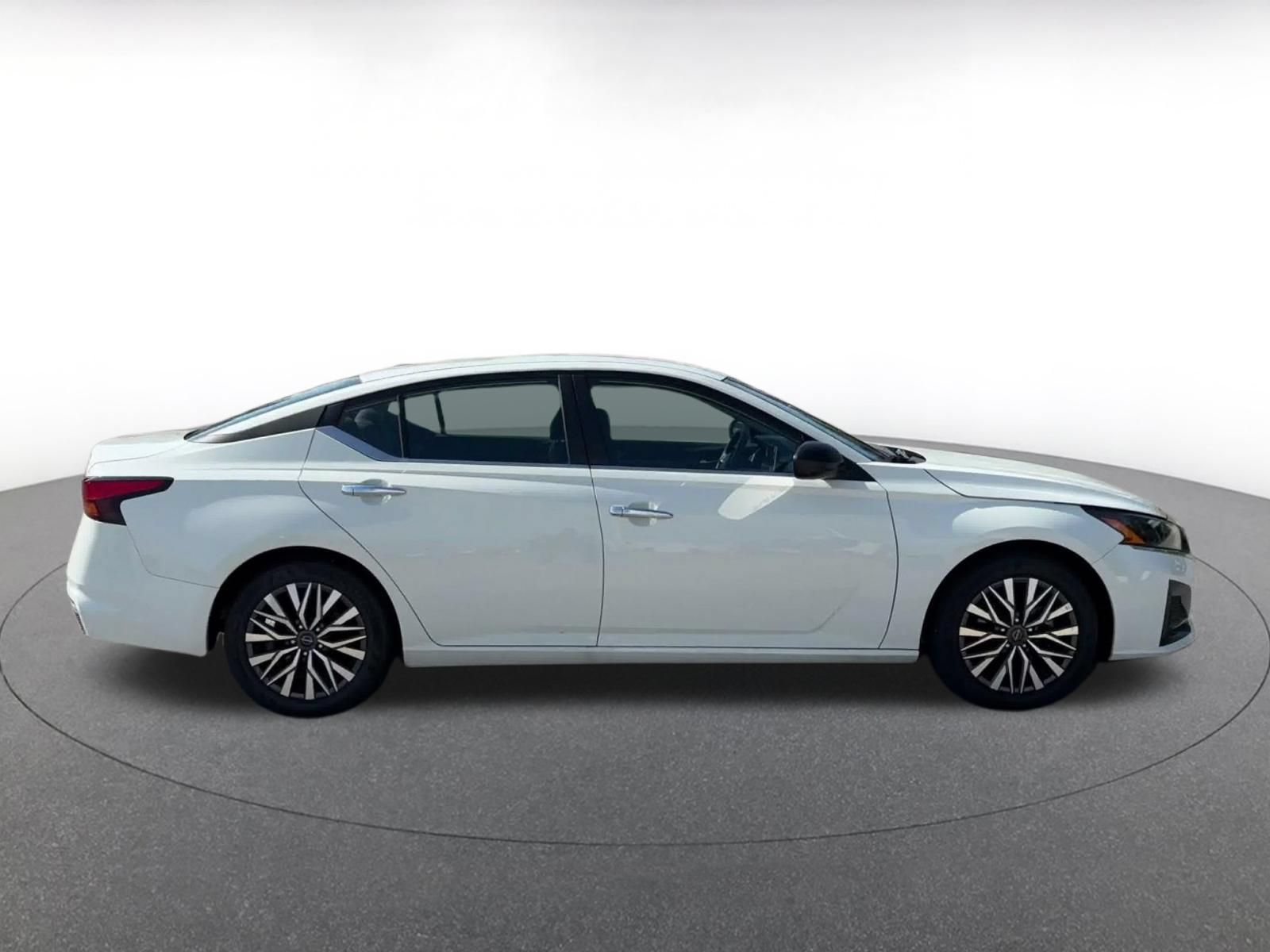 Used 2025 Nissan Altima 2.5 SV FWD image 15