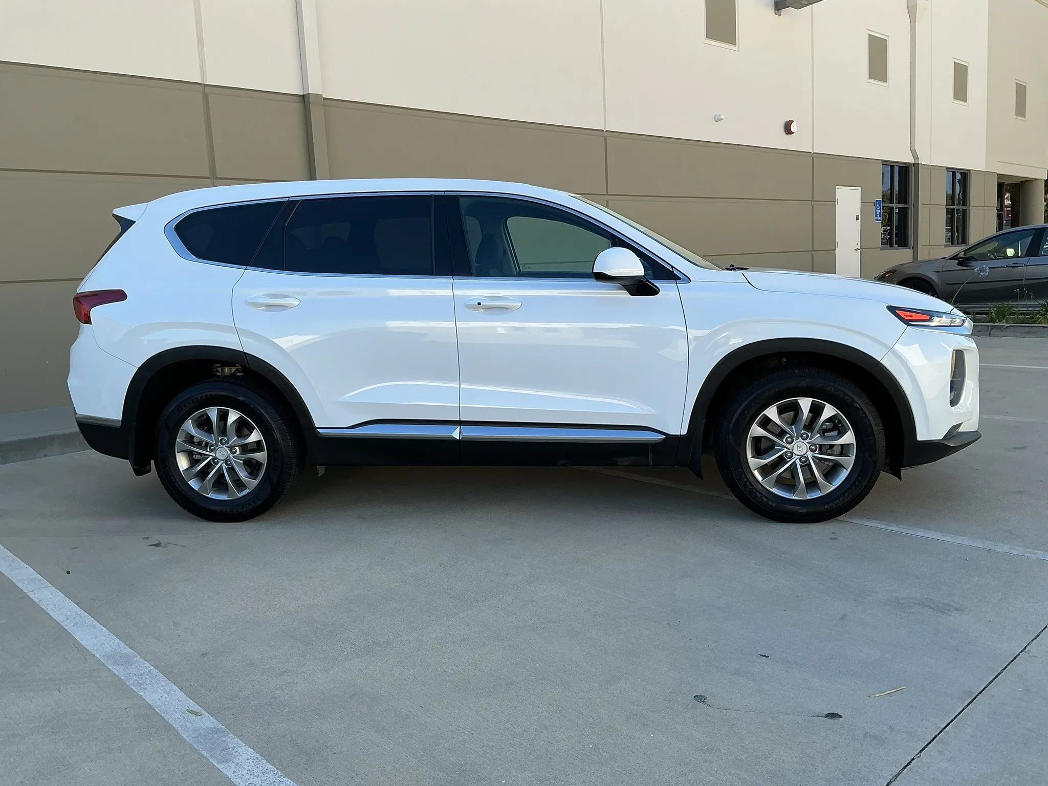 Used 2019 Hyundai Santa Fe SEL FWD image 4