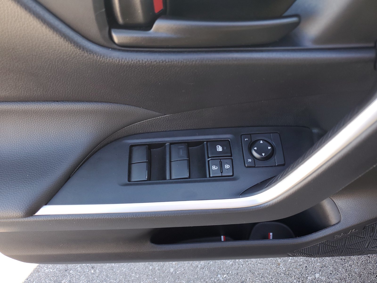 Used 2025 Toyota RAV4 LE AWD/4WD image 20